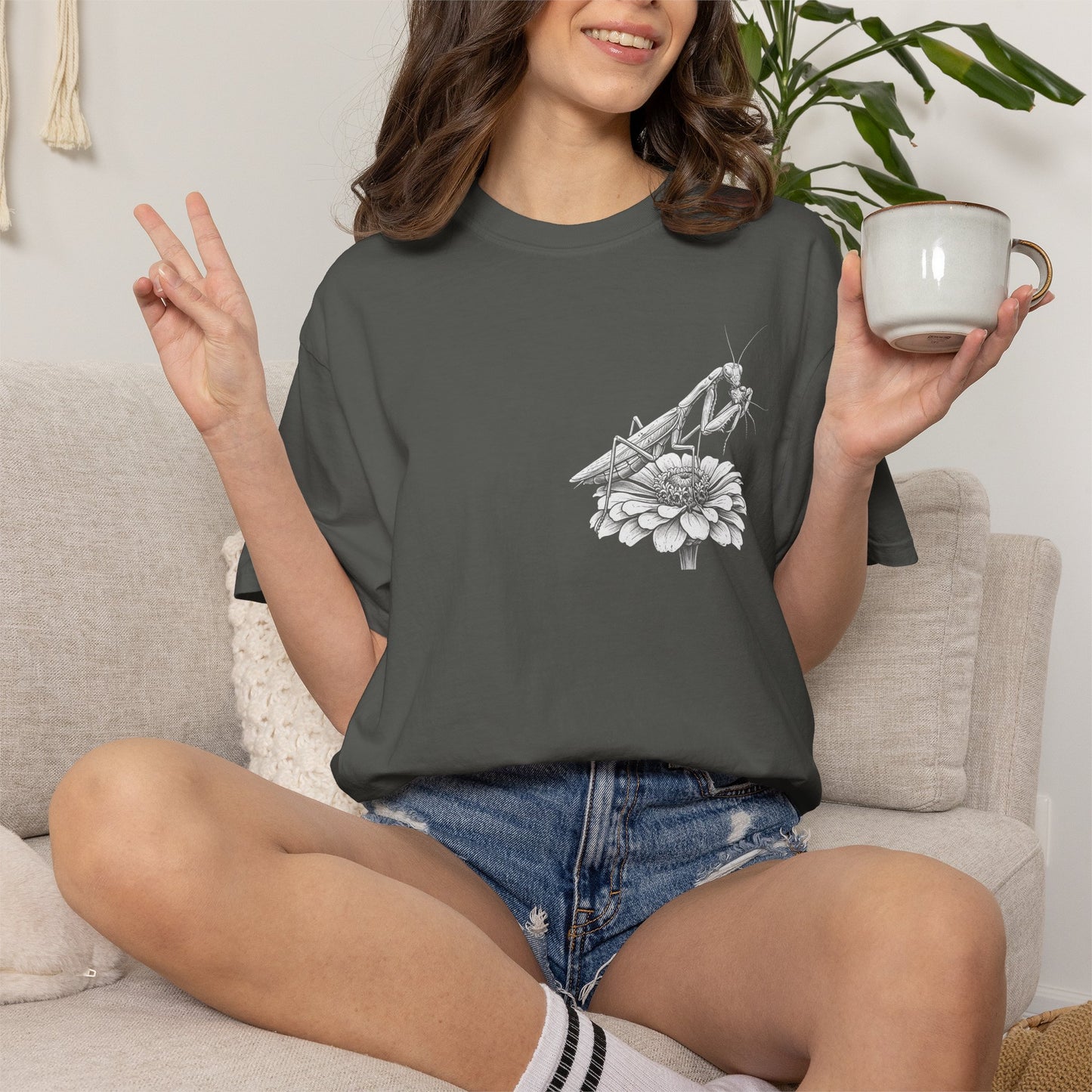 Vintage flower, praying mantis Tshirt